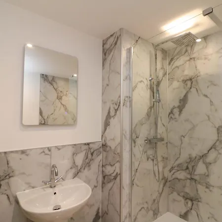 1, 19 Cleveland Terrace * וויטבי